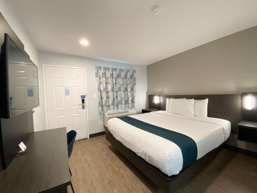 Deluxe King Room - Non-Smoking interior